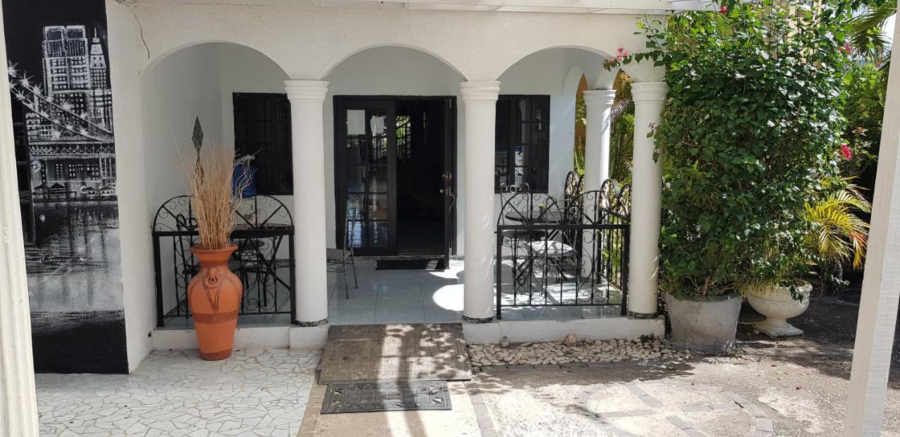 Little Savoy Guest House New Runaway Bay Luaran gambar