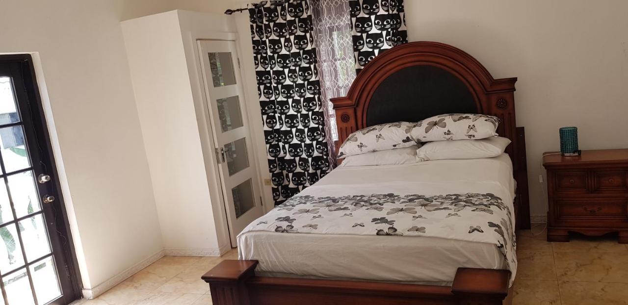 Little Savoy Guest House New Runaway Bay Luaran gambar