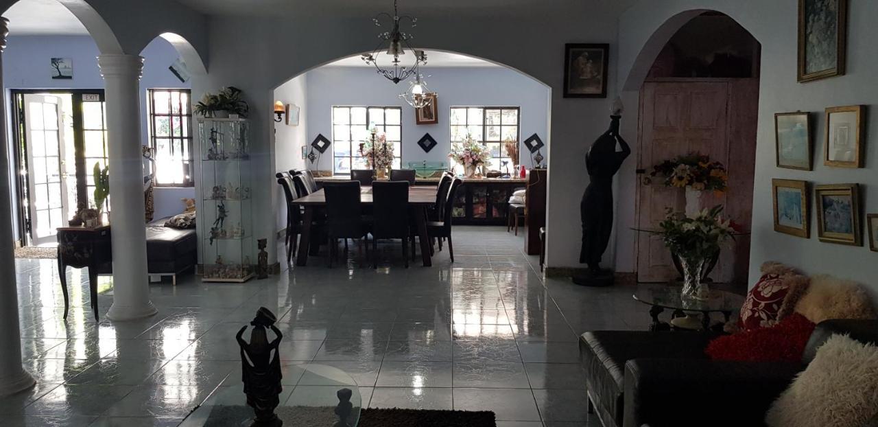 Little Savoy Guest House New Runaway Bay Luaran gambar